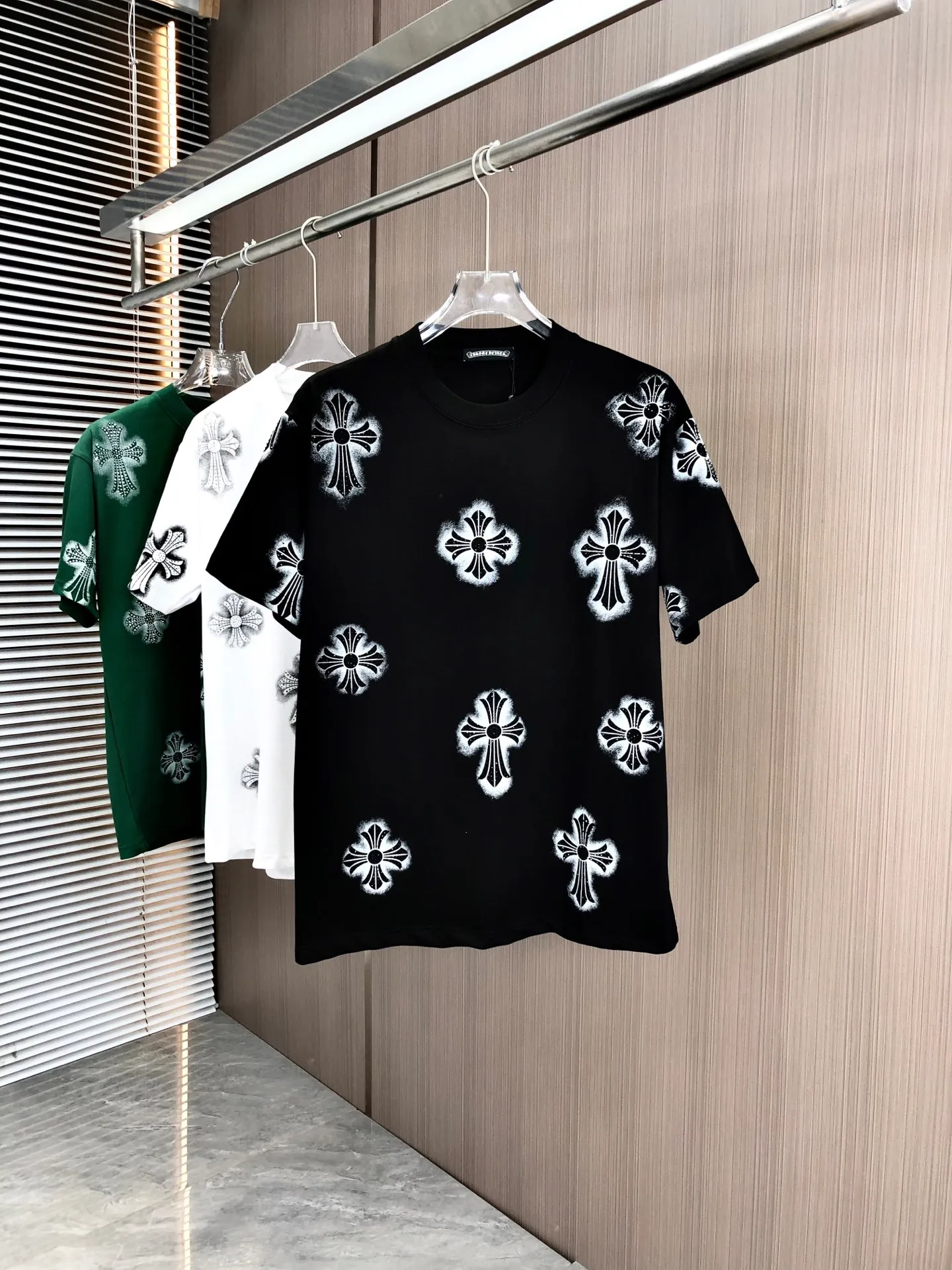 🅿️200 CH Croxin 2025 Spring and Summer New Style Round Neck Short Sleeves Dot Printing ➕ Scattered Diamond Craftsmanship Full of Details Made of High Weight 320g Double Yarn Combed Cotton Fabric Slightly Loose Fit Fabric Feels Soft and Thick Uniform Style for Men and Women Color: Black White Green Code Number: SMLXLXXL